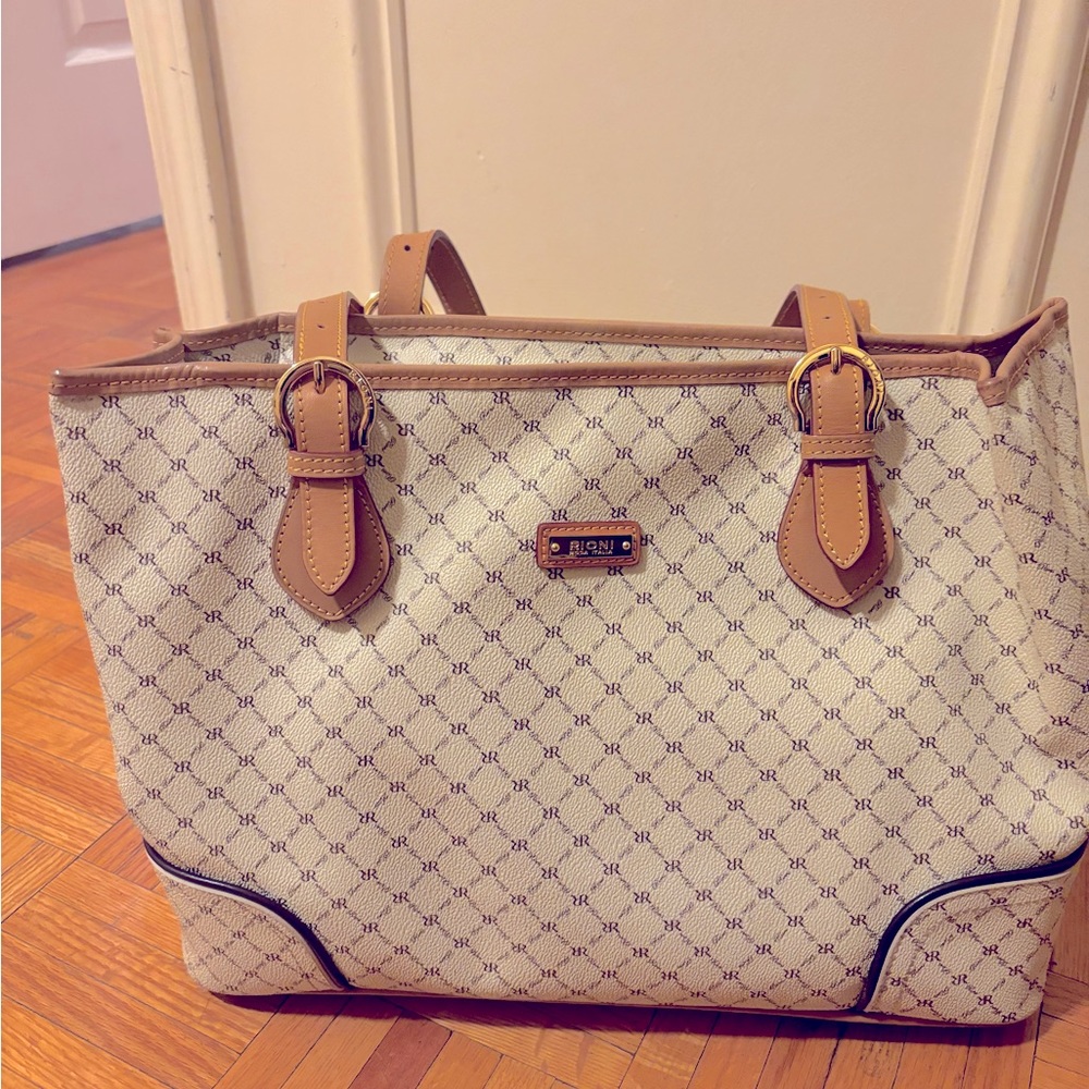 Jillian
Business Carrier Rioni bag-Gently used.